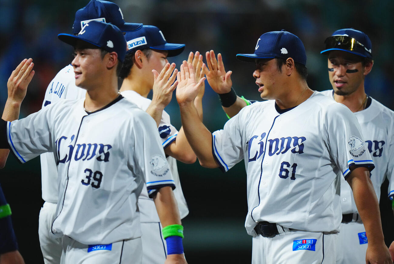 西武対楽天　楽天に勝利し勝利投手の西武平良海馬（右から2人目）はナインとタッチを交わす（撮影・垰建太）