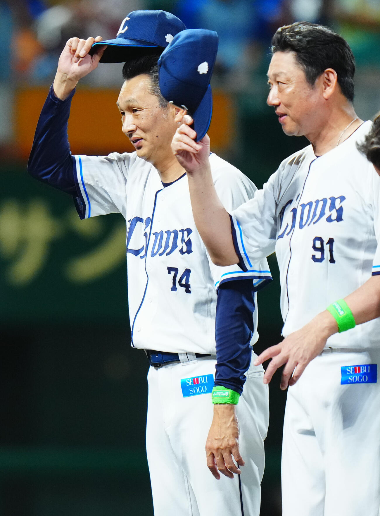 西武対楽天　楽天に勝利しスタンドにあいさつする西武西口文也監督（左）（撮影・垰建太）