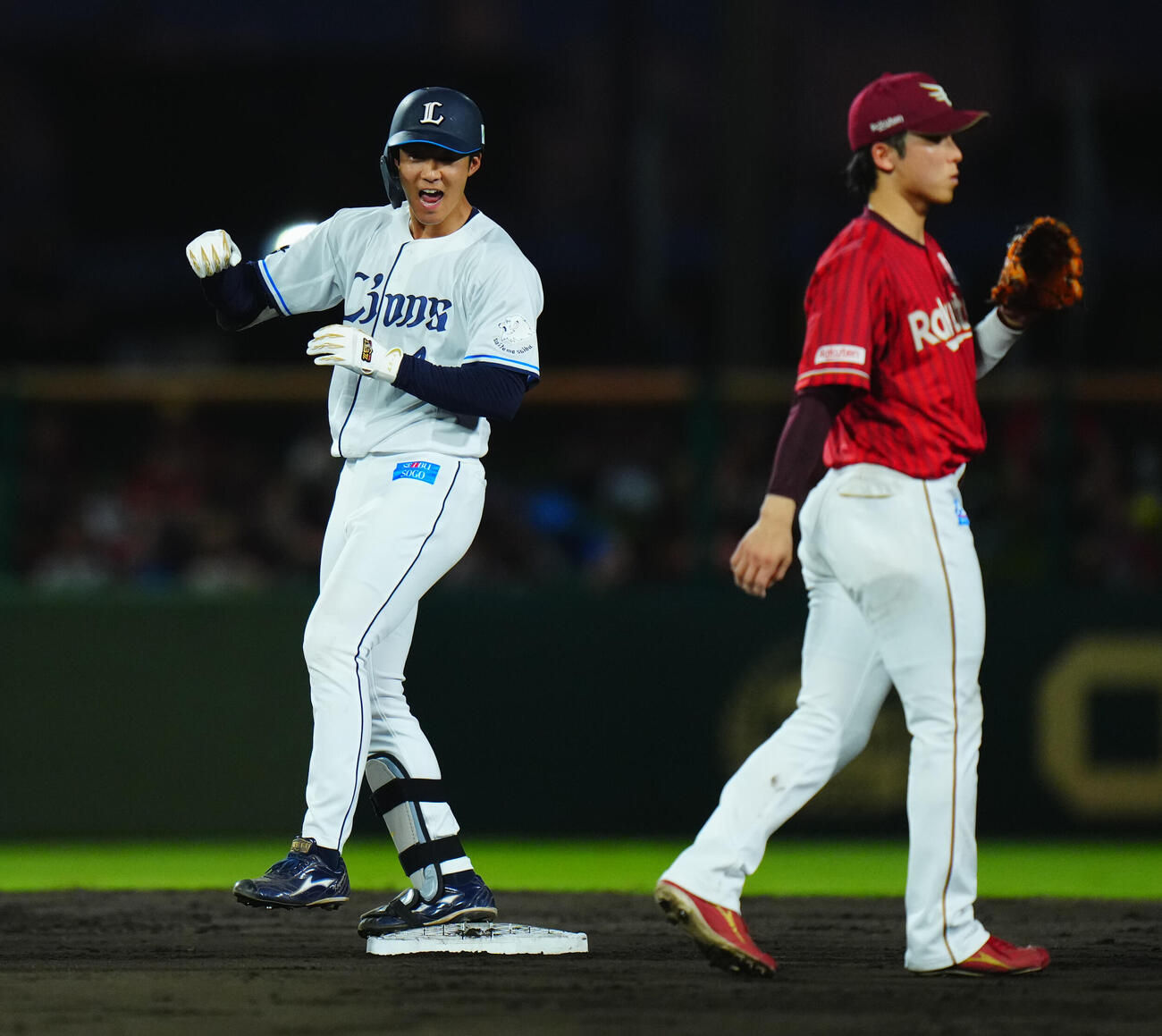 西武対楽天　4回裏西武無死、二塁打を放ちガッツポーズする石井一成（左）（撮影・垰建太）