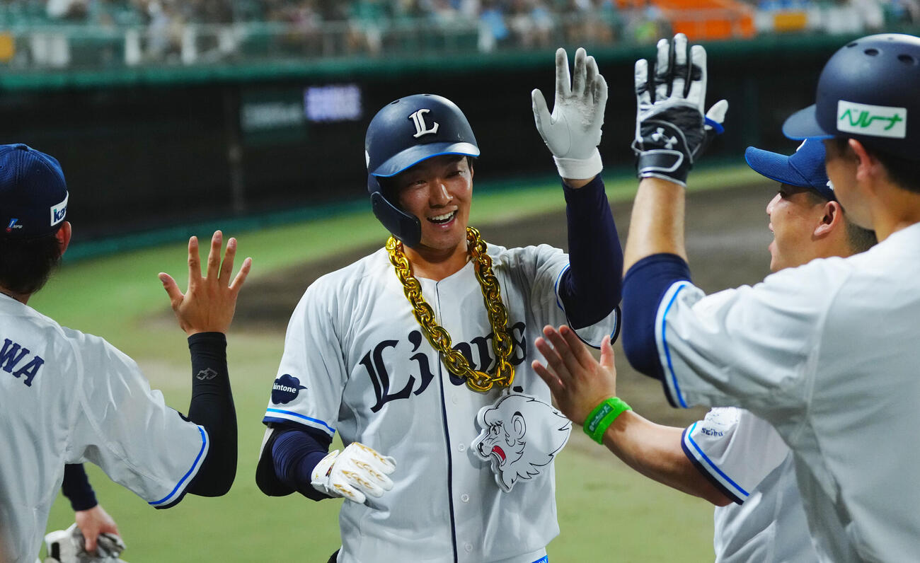 西武対楽天　5回裏西武2死一、三塁、3点本塁打を放ちナインの出迎えを受ける石井一成（撮影・垰建太）