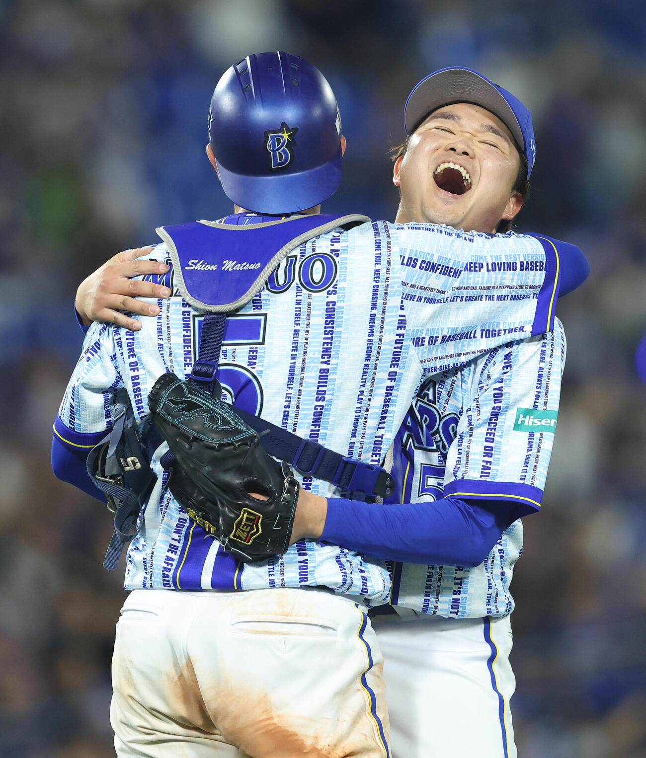 DeNA対中日　完封勝利のDeNA石田裕太郎は、捕手松尾汐恩と抱き合って喜ぶ（撮影・河田真司）（撮影・河田真司）