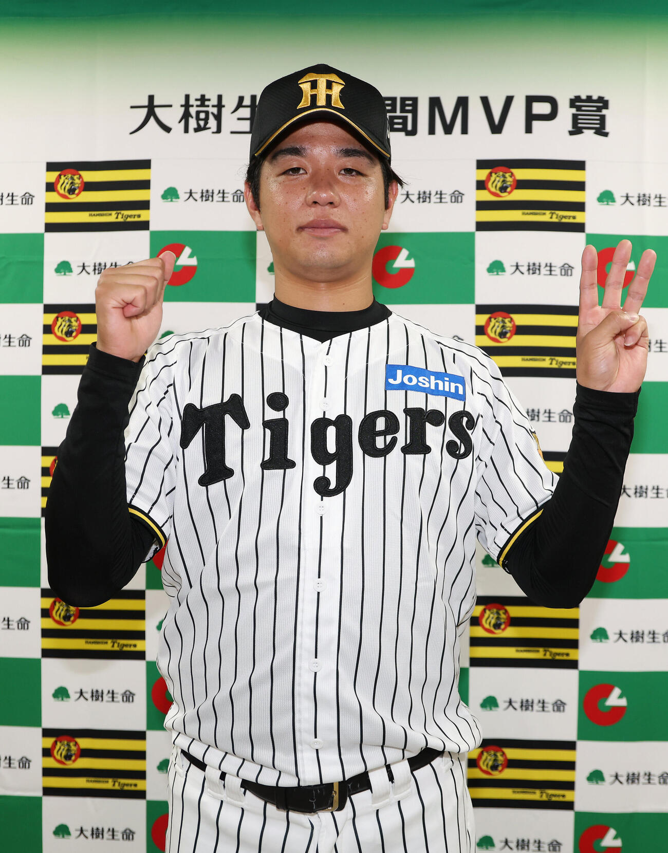 6月度「大樹生命月刊MVP賞」を受賞し、3ヶ月連続の受賞となり「3」のポーズをとる阪神高橋遥人（撮影・前田充）