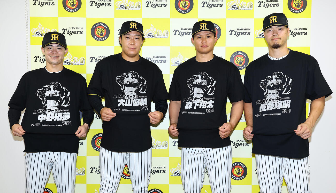 オールスター出場を決めた、左から中野拓夢、大山悠輔、森下翔太、佐藤輝明は名前入りTシャツを着て笑顔を見せる（撮影・上田博志）