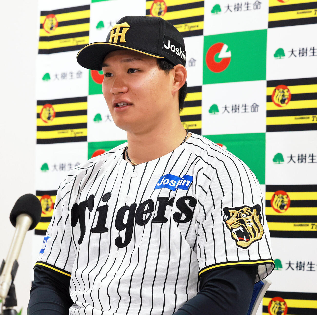 6月度「大樹生命月間MVP賞」を受賞し喜びを語る阪神森下翔太（撮影・上山淳一）