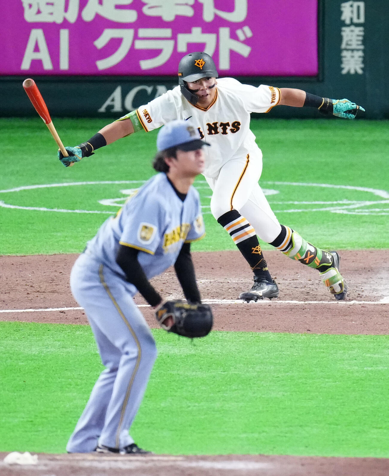 巨人対阪神　7回裏巨人2死一、二塁、プロ初安打を放つ知念大成。投手高橋遥人（2026年7月7日撮影）