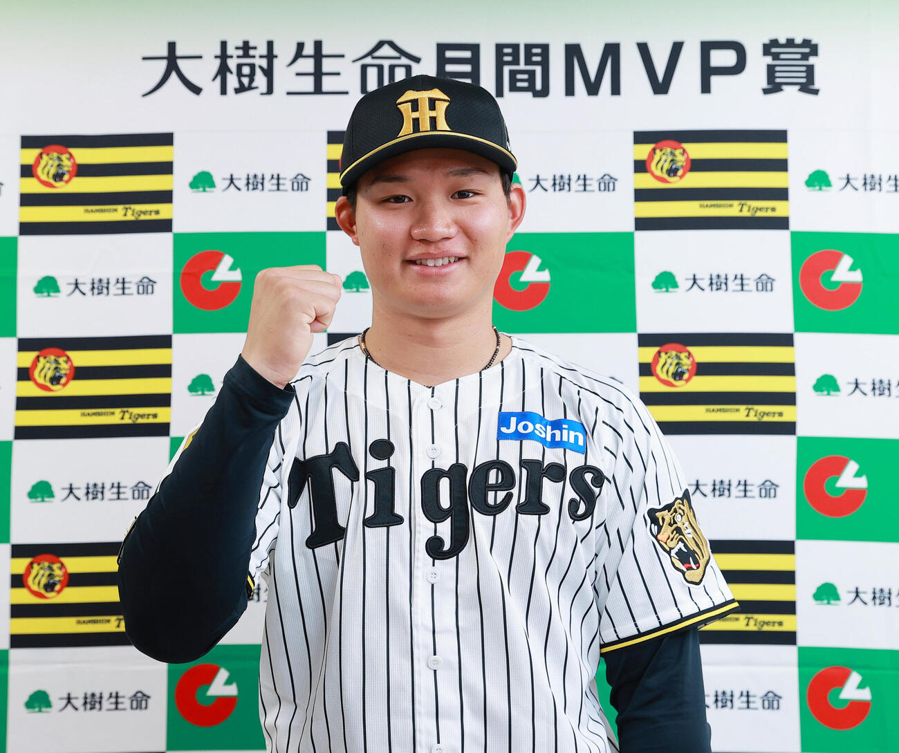 6月度「大樹生命月間MVP賞」を受賞し笑顔を見せる阪神森下翔太（撮影・上山淳一）