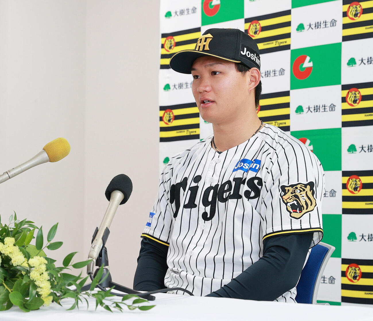6月度「大樹生命月間MVP賞」を受賞し喜びを語る阪神森下翔太（撮影・上山淳一）