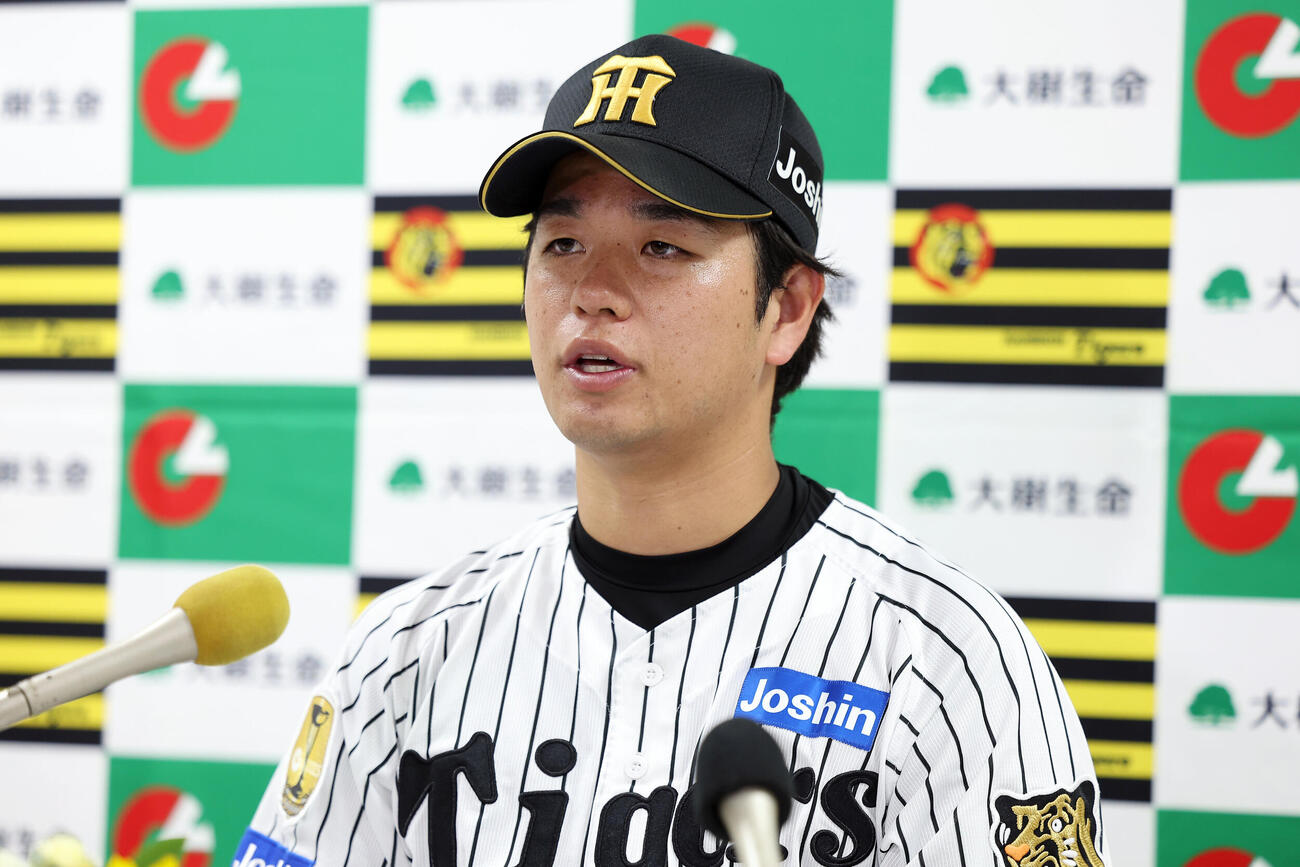 6月度「大樹生命月刊MVP賞」を受賞した阪神高橋遥人（撮影・前田充）