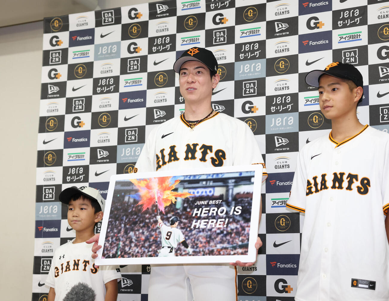 「6月度　月間ベストヒーロー」に選ばれ話をする巨人松本剛（撮影・増田悦実）