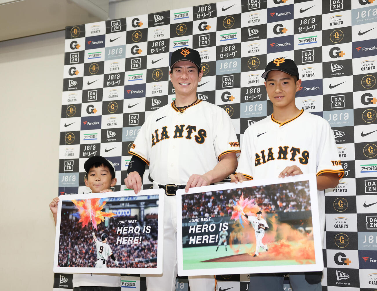 「6月度　月間ベストヒーロー」に選ばれ子どもたちと記念撮影する巨人松本剛（撮影・増田悦実）