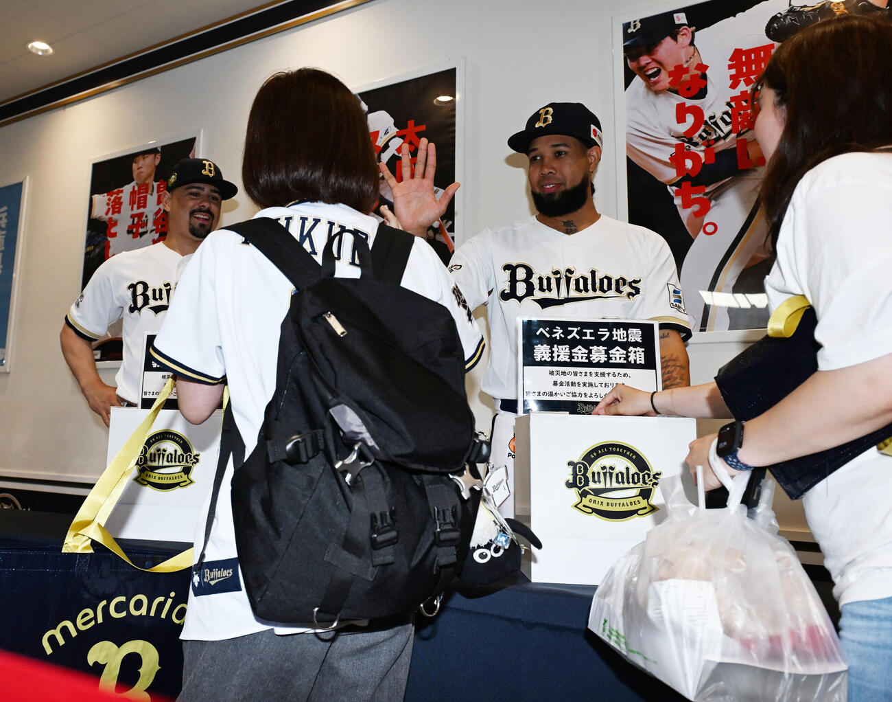 試合前、ベネズエラ地震の義援金募金活動をするオリックスのアンドレス・マチャド（左）とアンダーソン・エスピノーザ（撮影・和賀正仁）