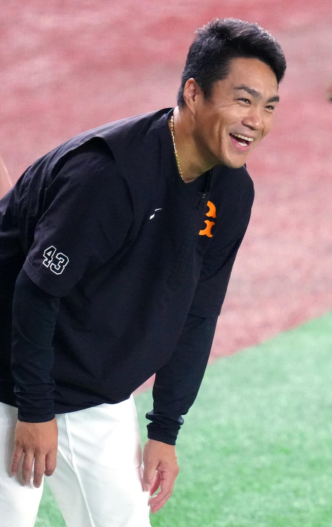 巨人対阪神　試合前練習中、笑顔を見せる巨人則本昂大（撮影・江口和貴）