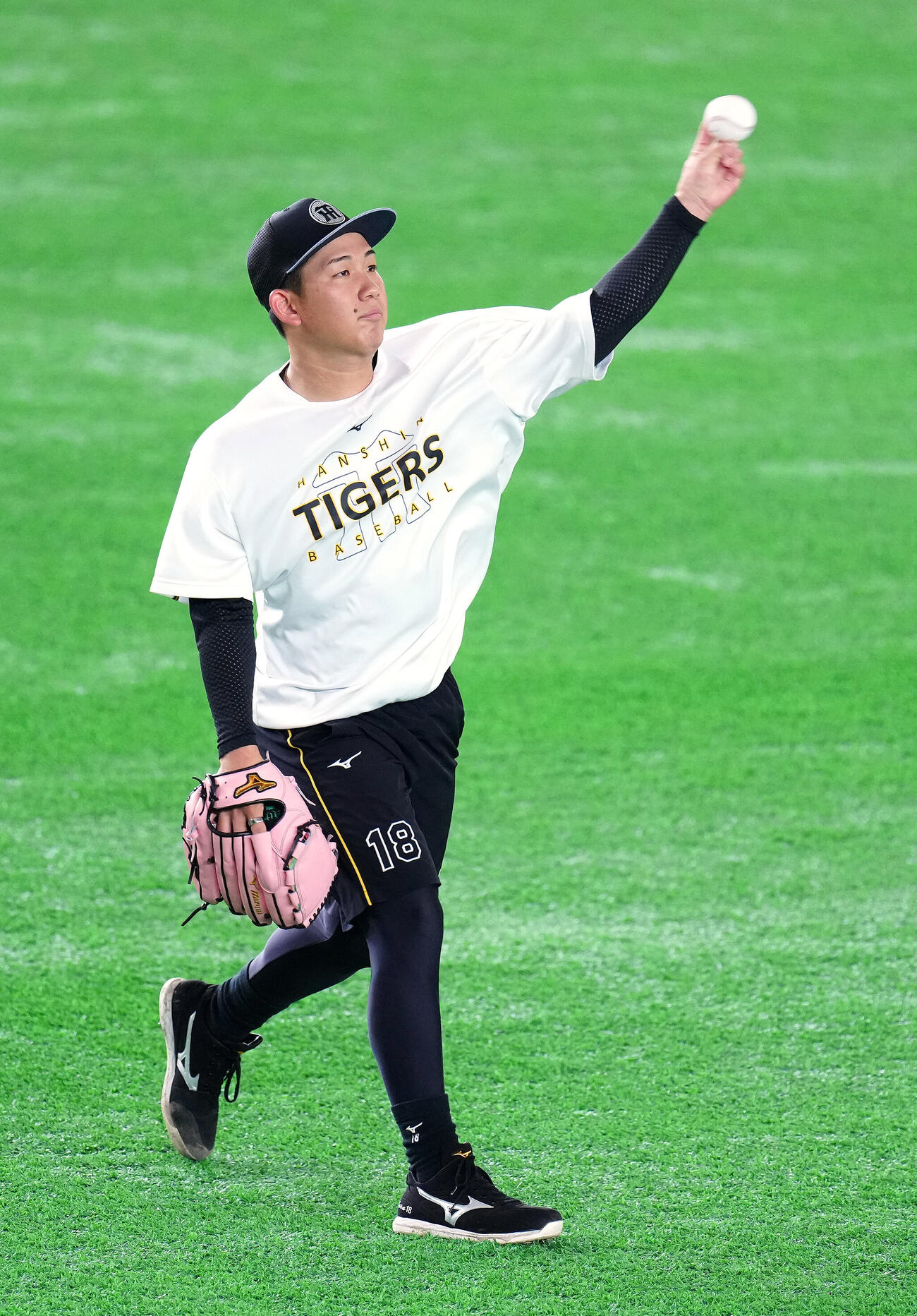 巨人対阪神　試合前練習でキャッチボールする阪神伊原陵人（撮影・江口和貴）