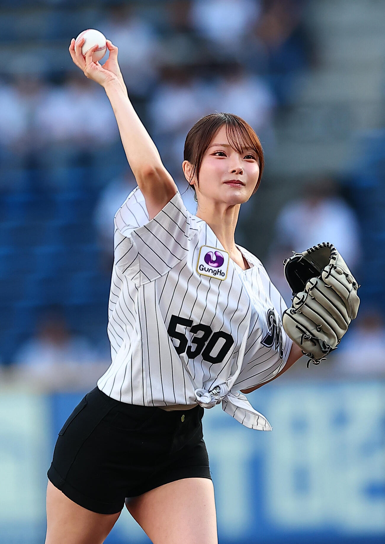 ロッテ対日本ハム　「THIS IS MISAWA　ナイター」でファーストピッチを行う青森・三沢市出身の新谷姫加（撮影・野上伸悟）