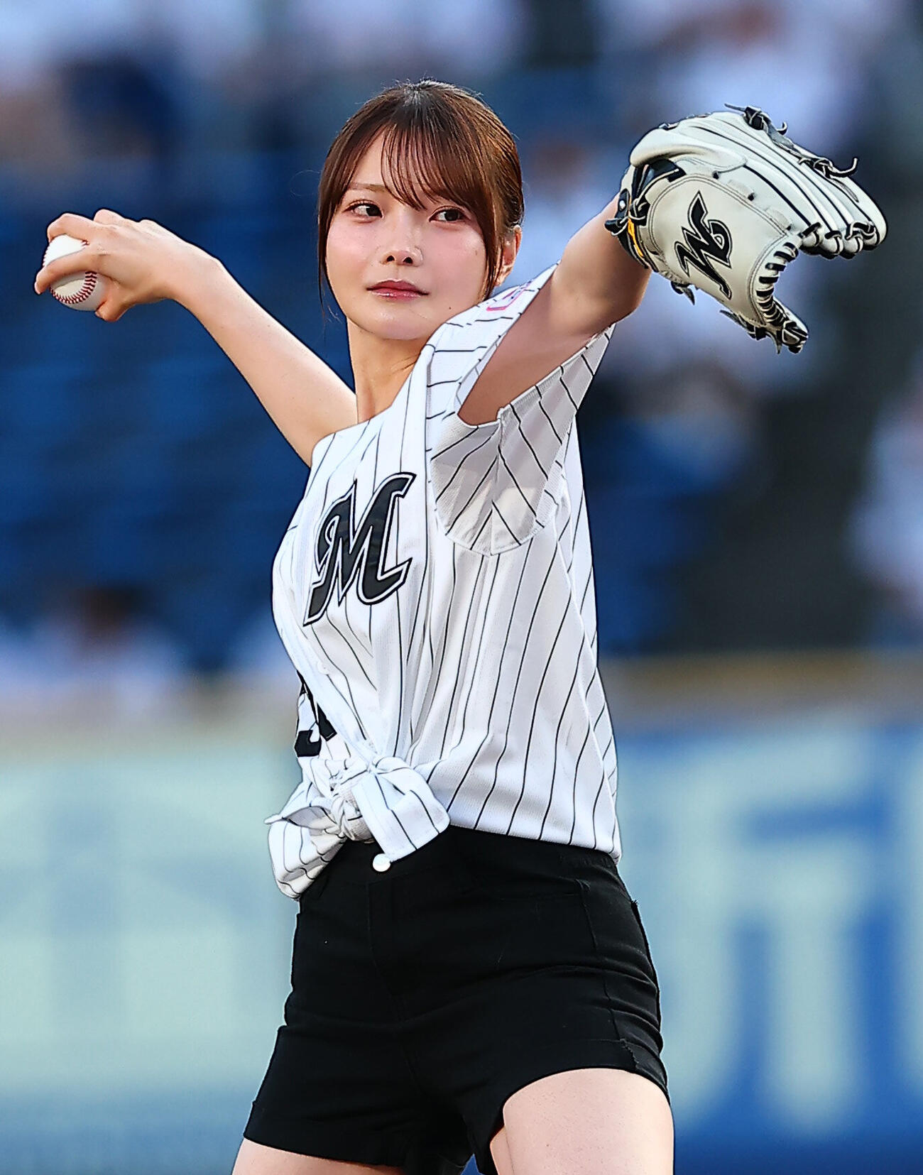 ロッテ対日本ハム　「THIS IS MISAWA　ナイター」でファーストピッチを行う青森・三沢市出身の新谷姫加（撮影・野上伸悟）