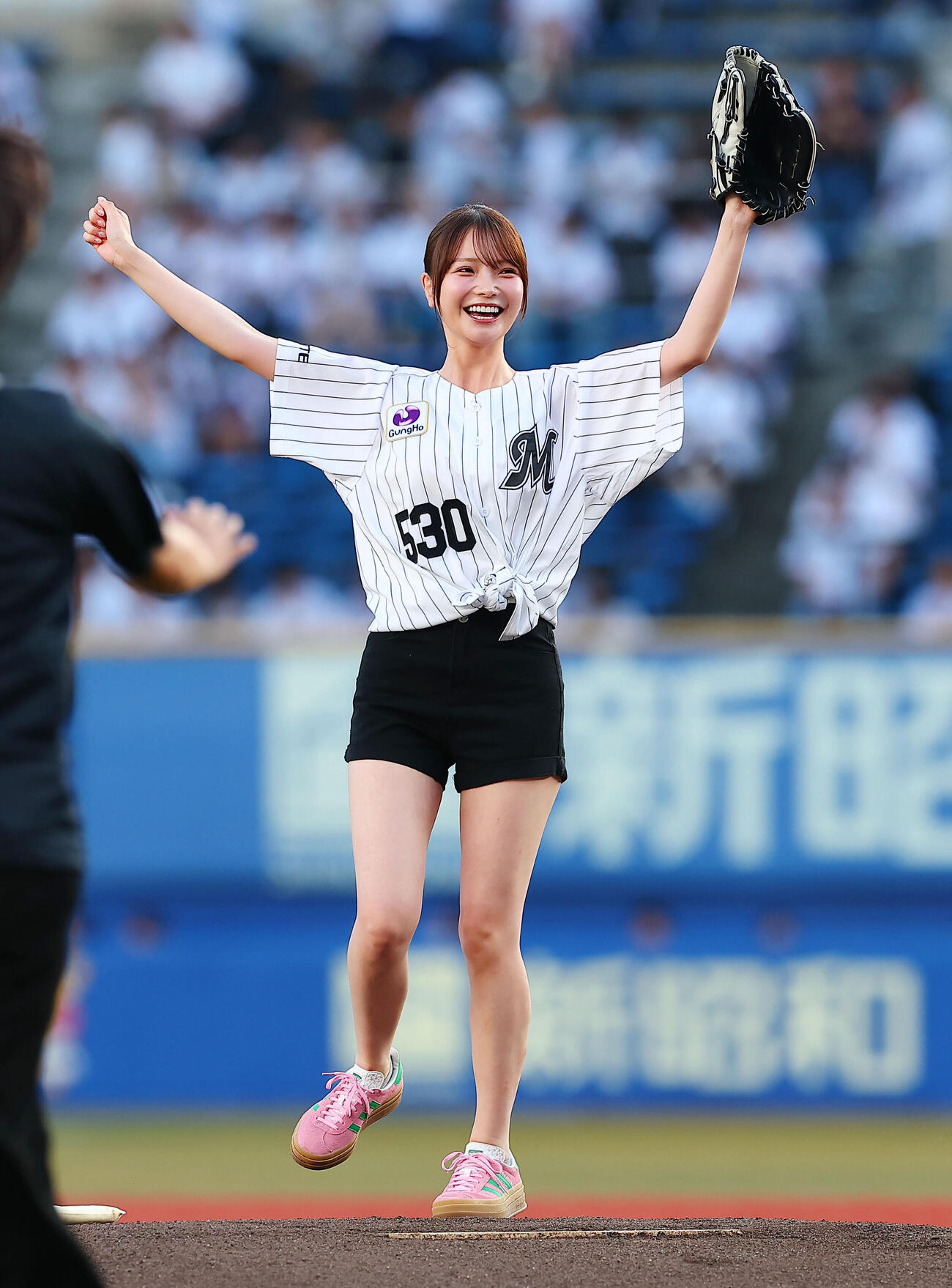 ロッテ対日本ハム　「THIS IS MISAWA　ナイター」でファーストピッチを行った青森・三沢市出身の新谷姫加（撮影・野上伸悟）