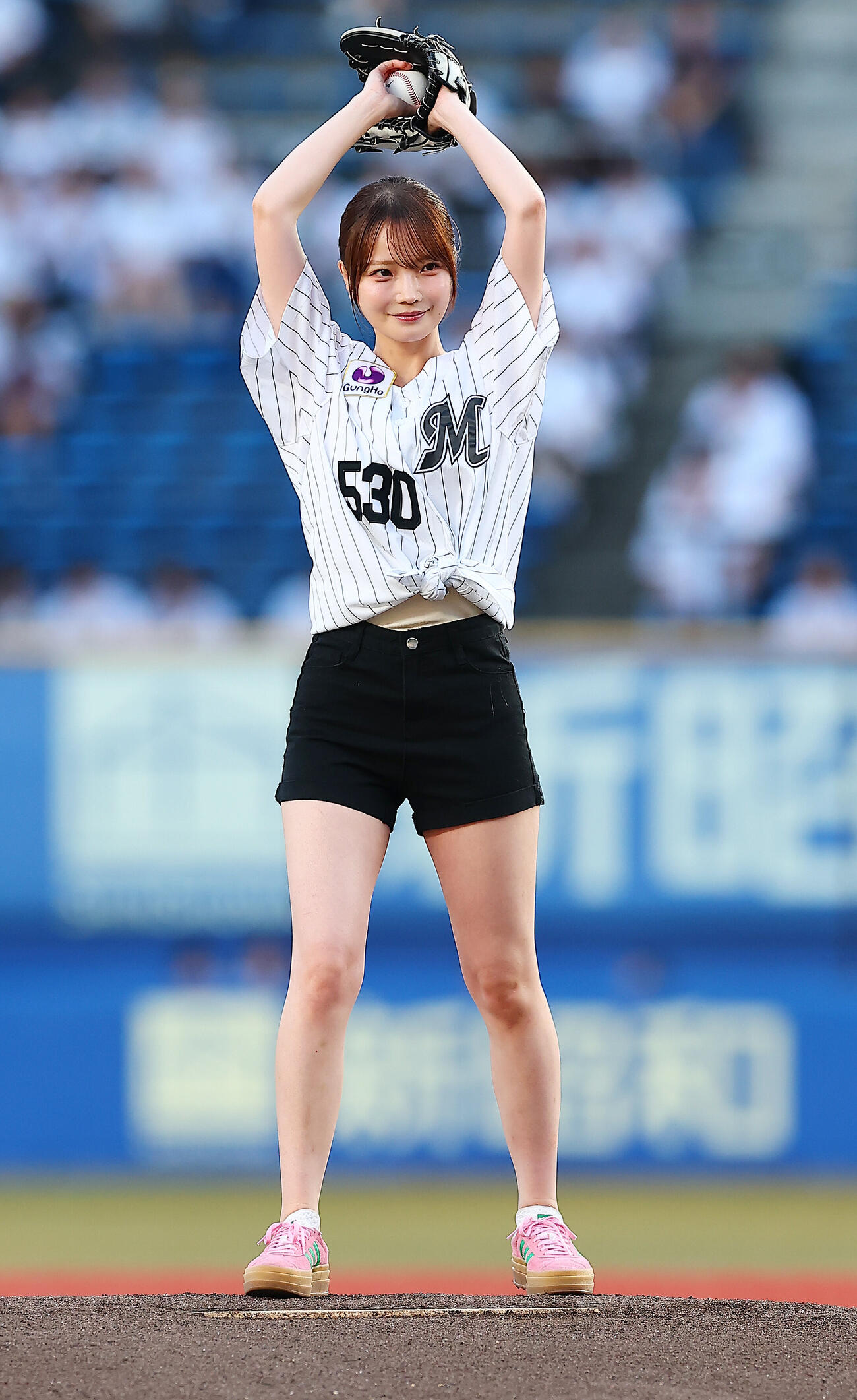 ロッテ対日本ハム　「THIS IS MISAWA　ナイター」でファーストピッチを行った青森・三沢市出身の新谷姫加（撮影・野上伸悟）
