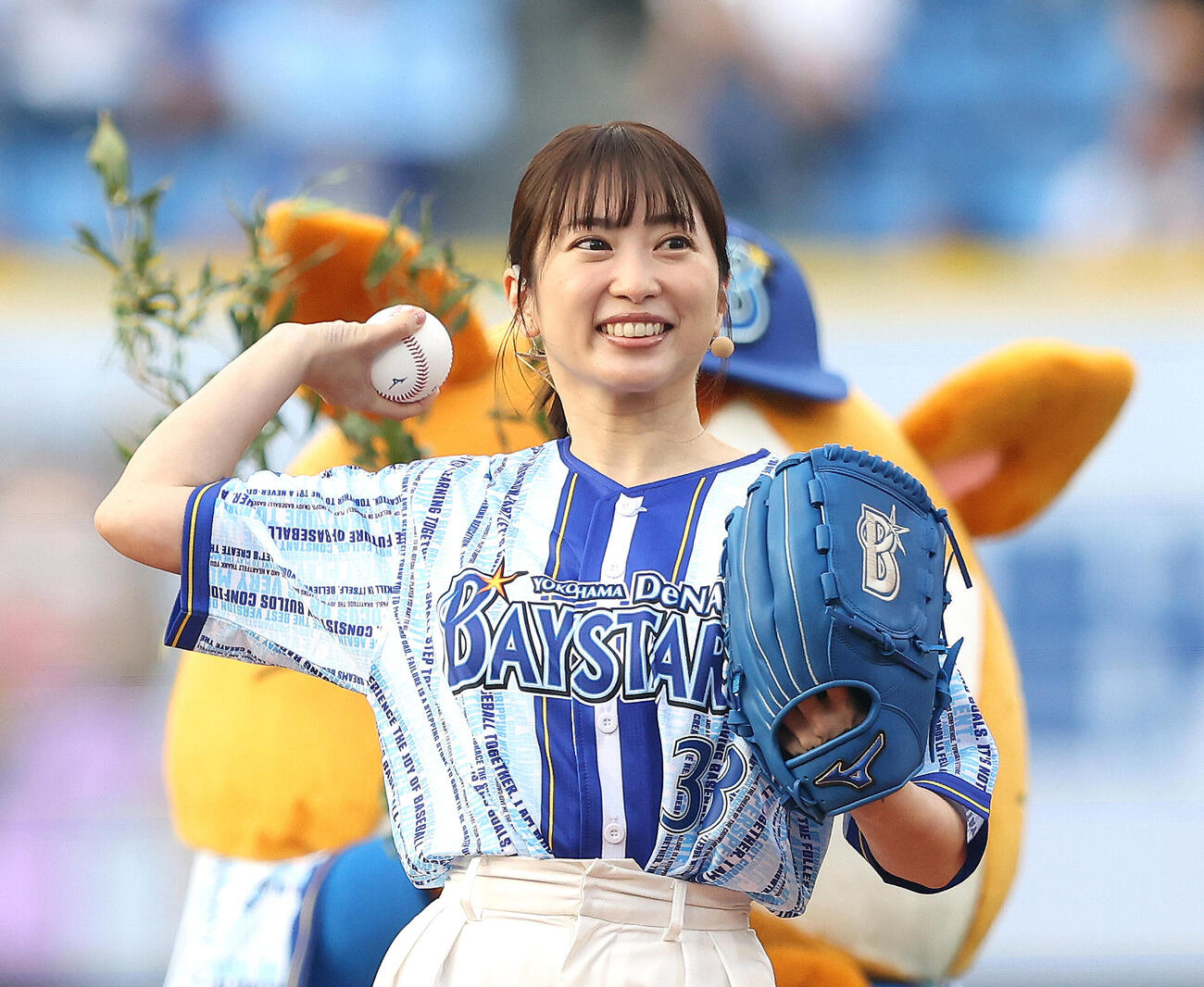 DeNA対中日　開始前、セレモニアルピッチを務める志田未来（撮影・河田真司）