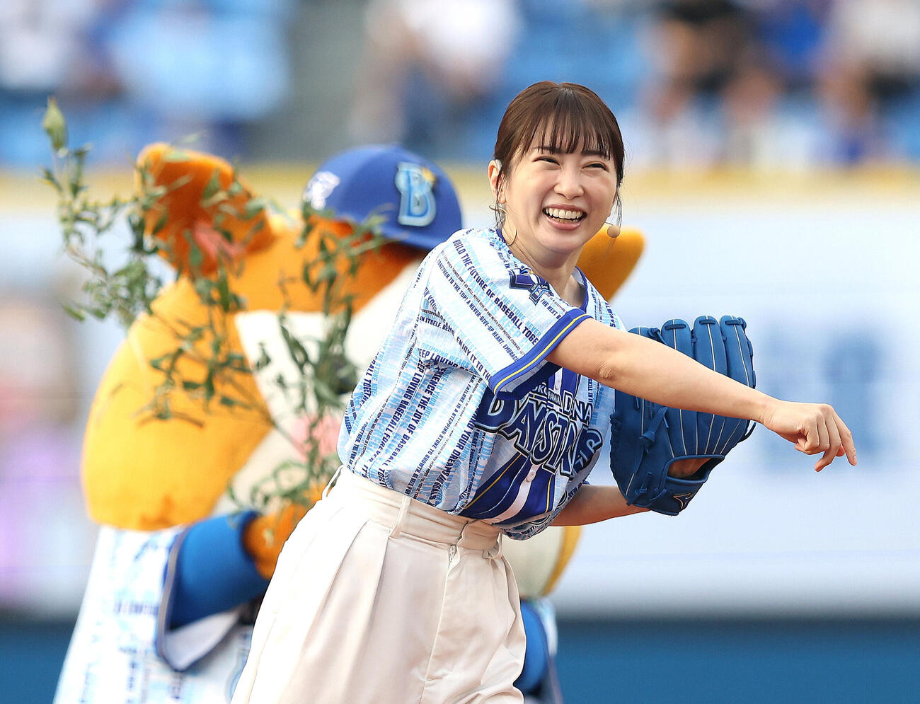 DeNA対中日　開始前、セレモニアルピッチを務める志田未来（撮影・河田真司）
