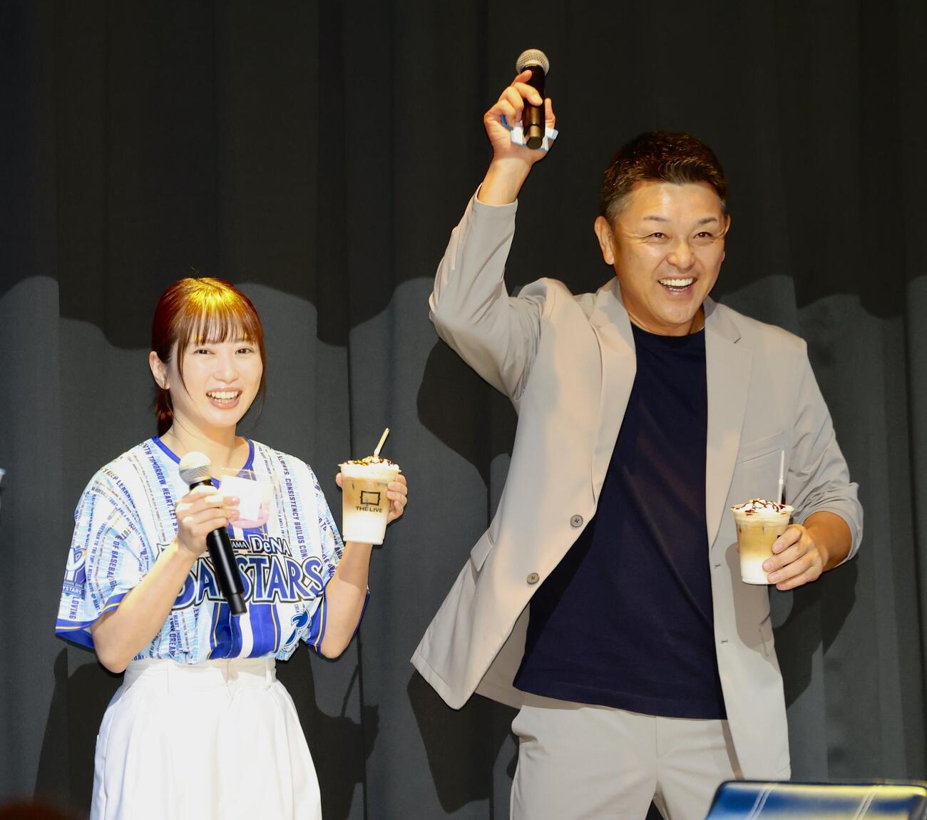 トークショーを終え笑顔で降壇する志田未来（左）と本紙評論家の谷繁元信氏（撮影・河田真司）