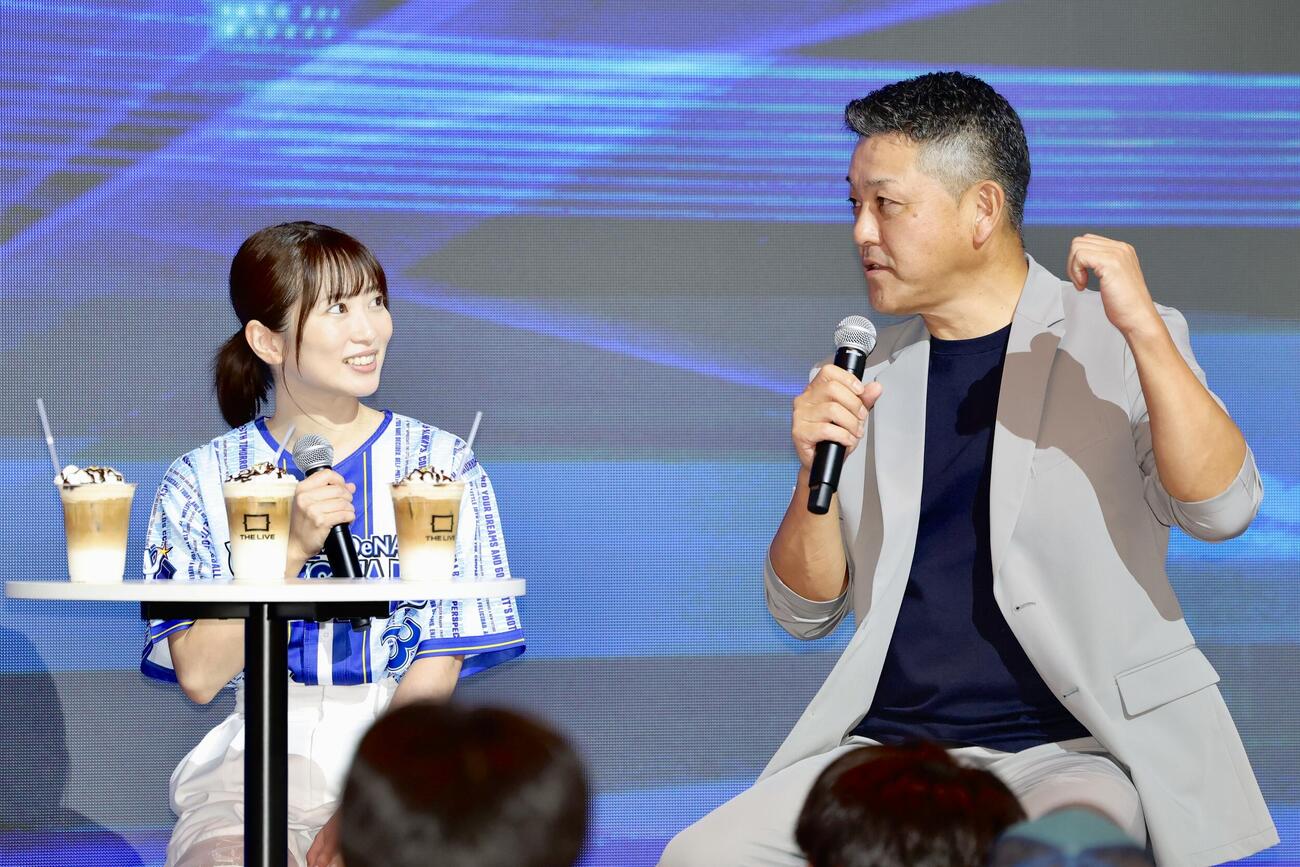 トークする志田未来（左）と本紙評論家の谷繁元信氏（撮影・河田真司）