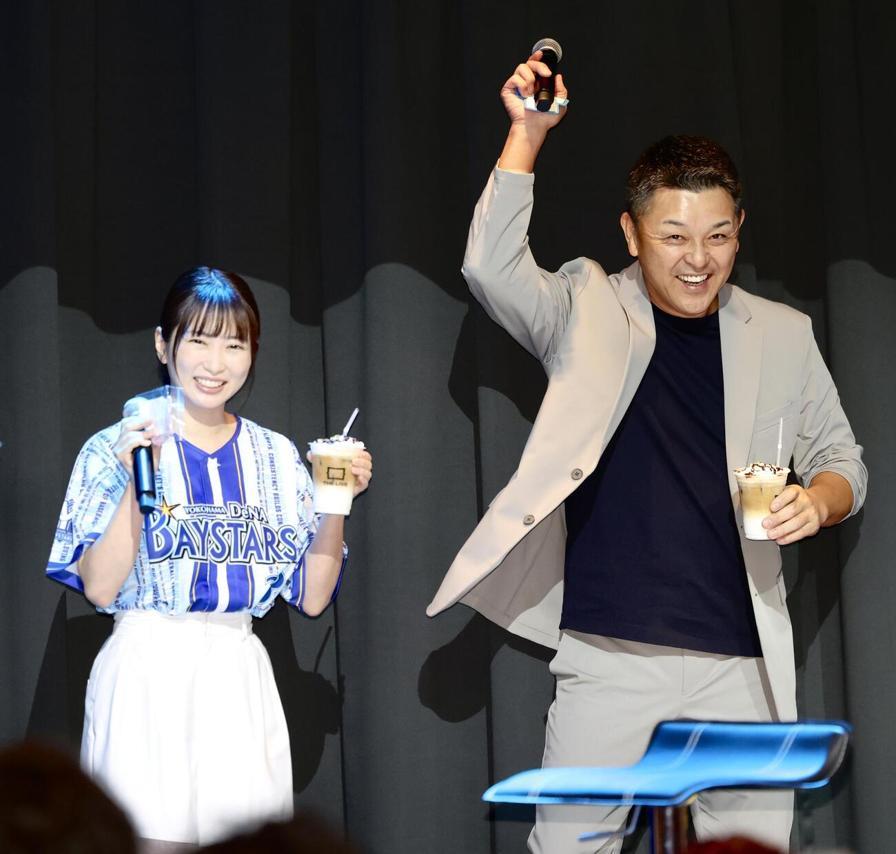 トークショーを終え笑顔で降壇する志田未来（左）と本紙評論家の谷繁元信氏（撮影・河田真司）