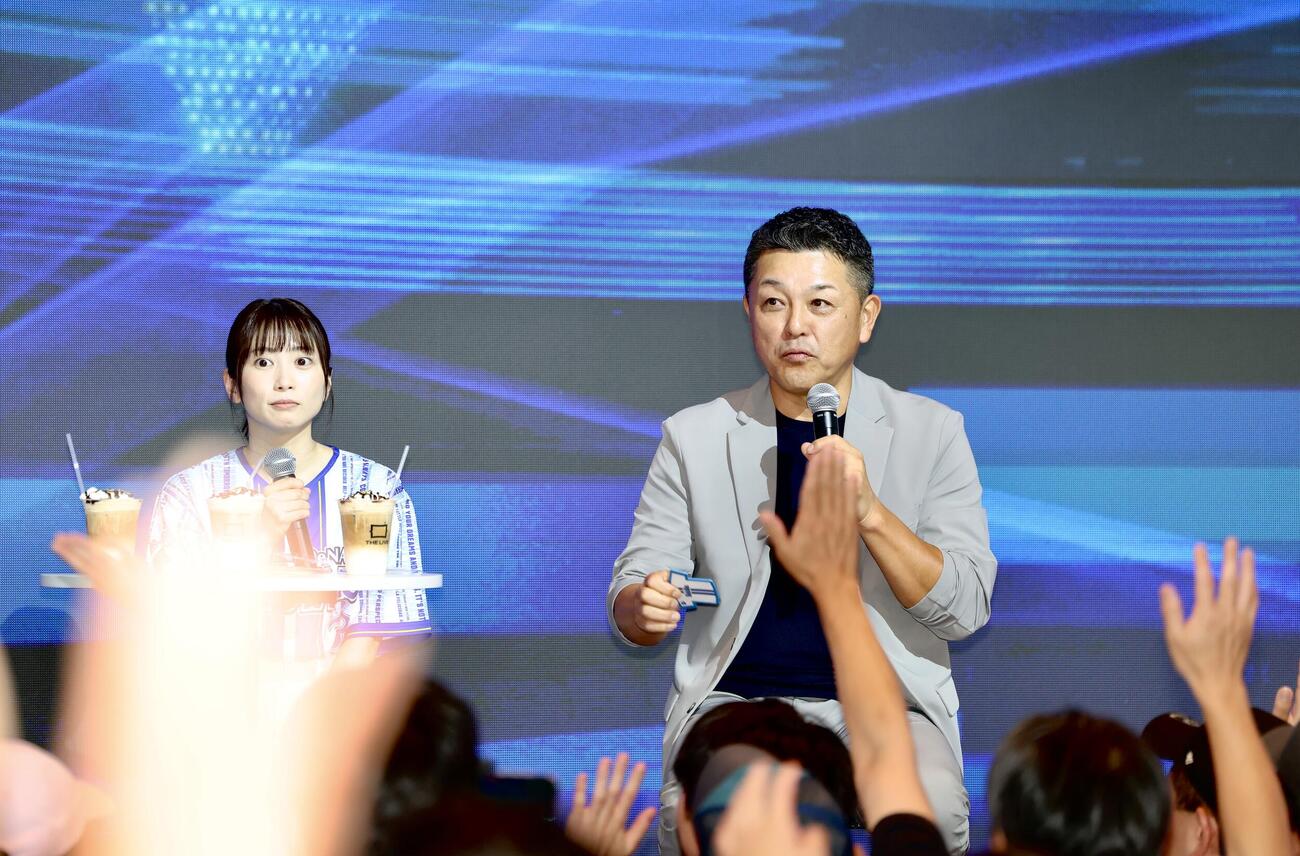 トークショーに臨む志田未来（左）と本紙評論家の谷繁元信氏（撮影・河田真司）