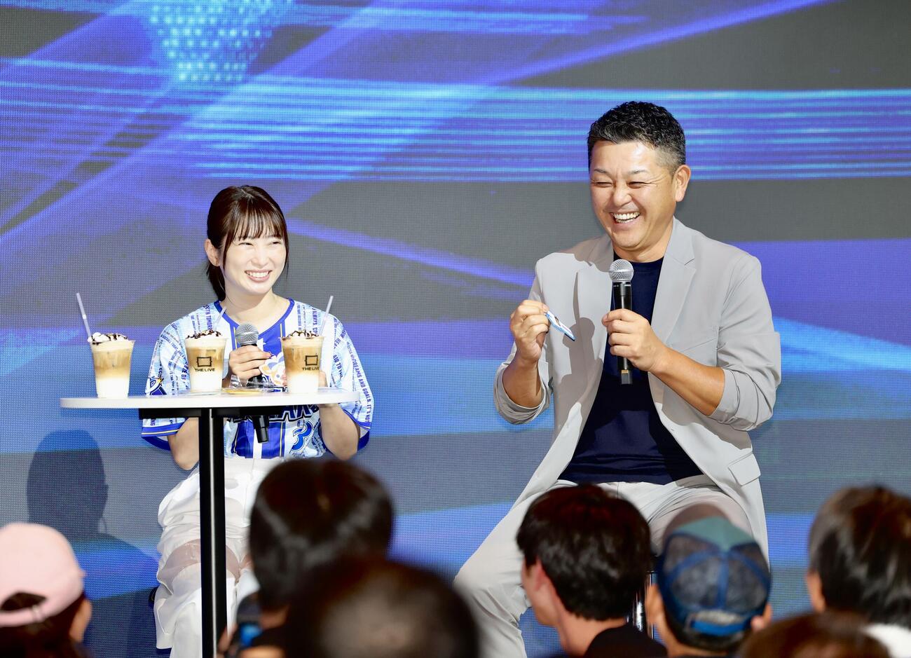 トークで盛り上がる志田未来（左）と本紙評論家の谷繁元信氏（撮影・河田真司）