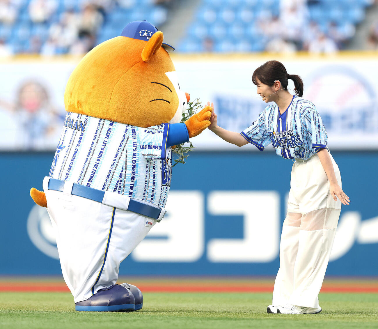 DeNA対中日　開始前、セレモニアルピッチを務める志田未来（撮影・河田真司）