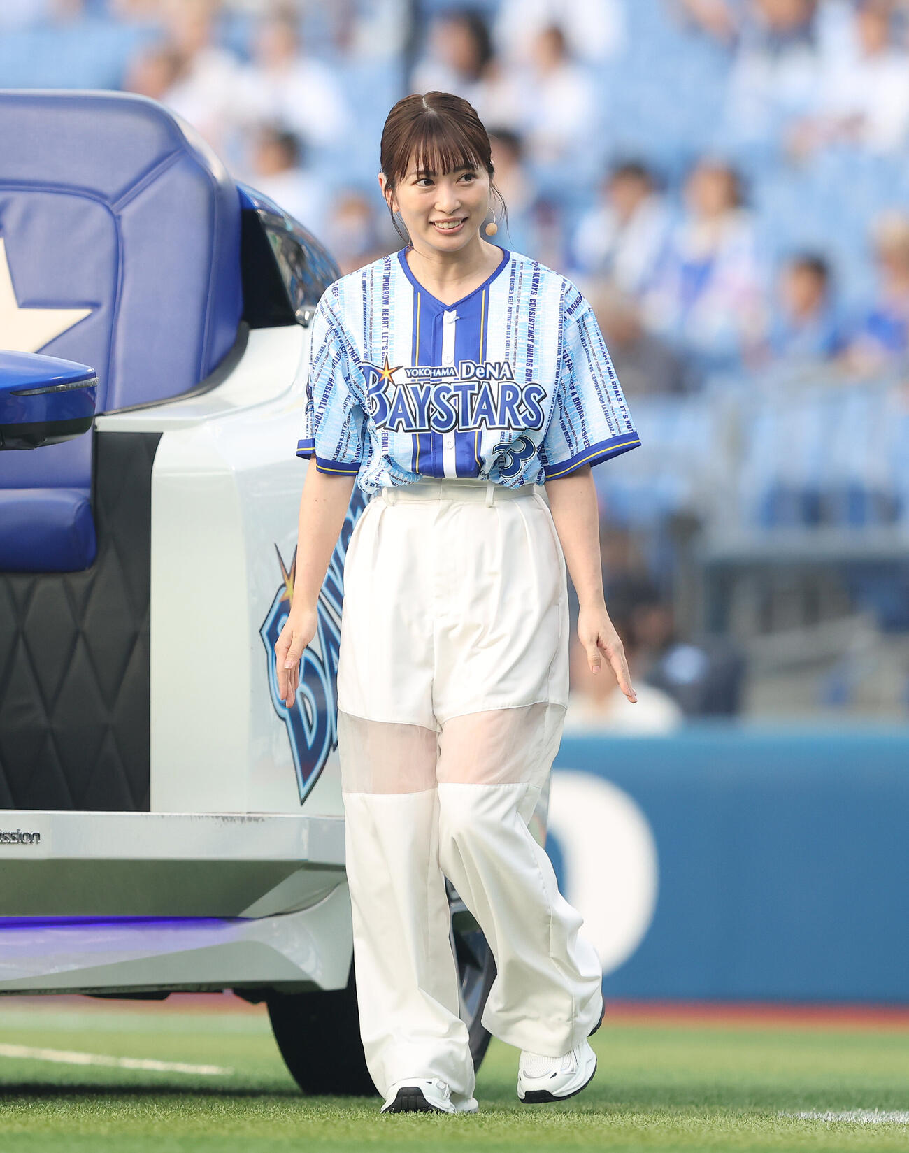 DeNA対中日　開始前、セレモニアルピッチを務める志田未来（撮影・河田真司）