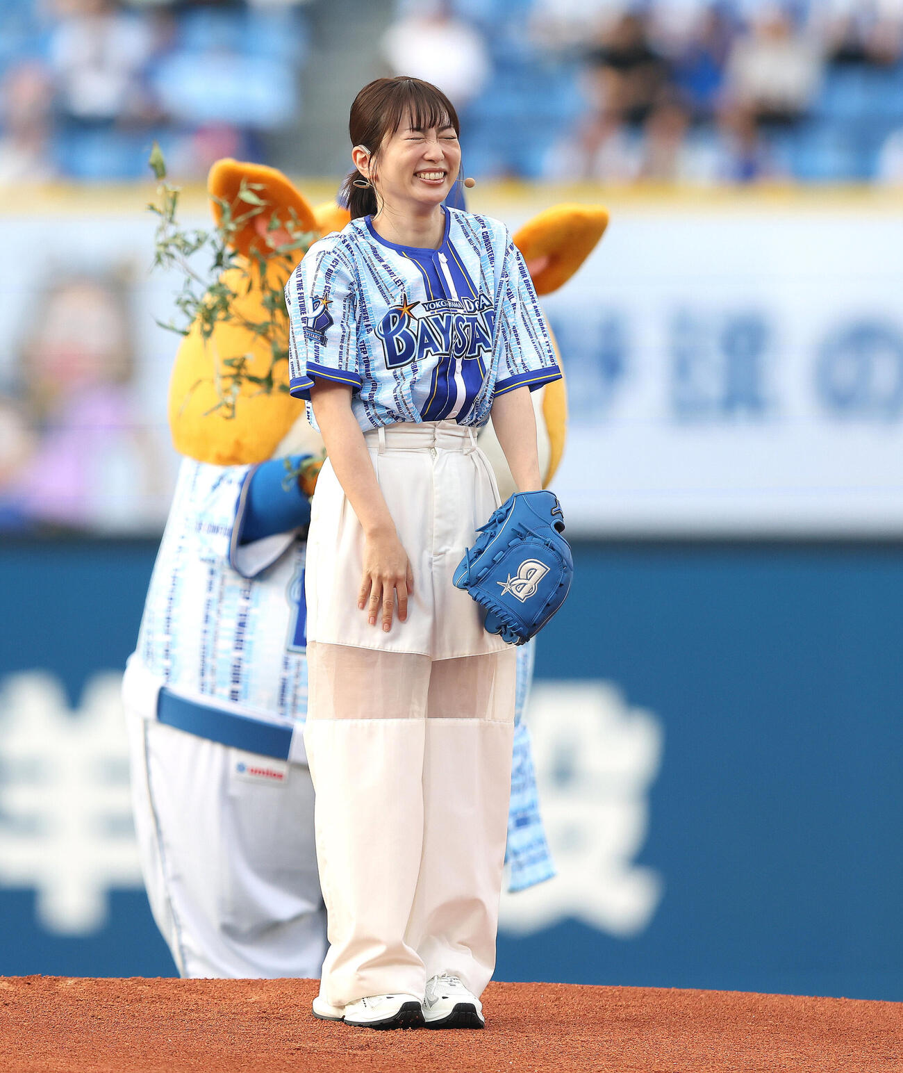 DeNA対中日　開始前、セレモニアルピッチを務める志田未来（撮影・河田真司）