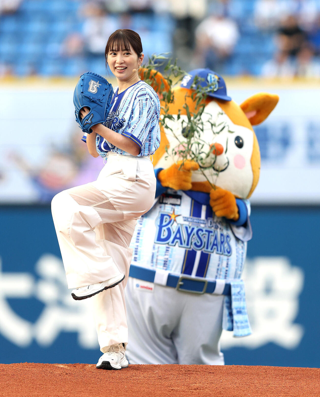 DeNA対中日　開始前、セレモニアルピッチを務める志田未来（撮影・河田真司）