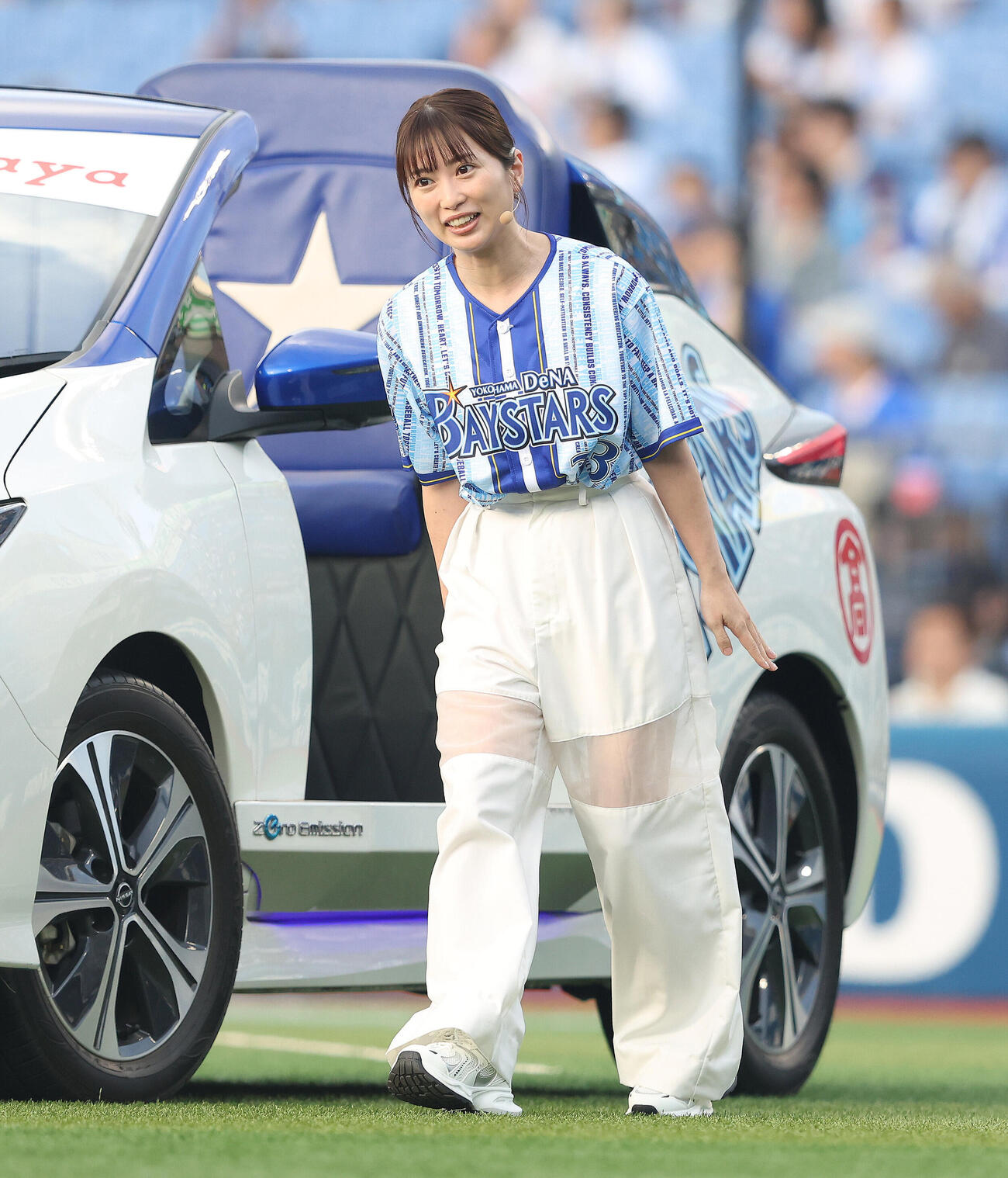 DeNA対中日　開始前、セレモニアルピッチを務める志田未来（撮影・河田真司）