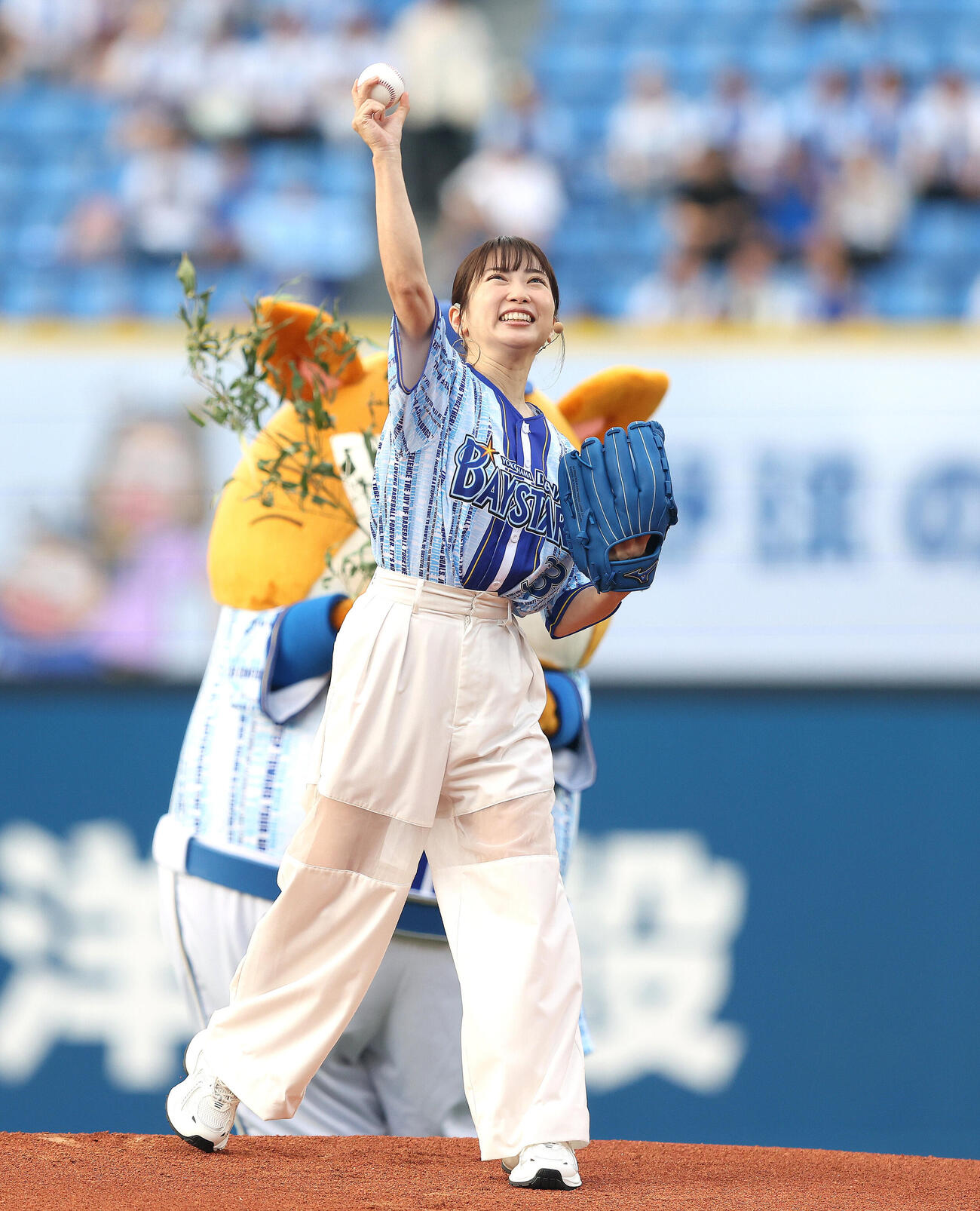 DeNA対中日　開始前、セレモニアルピッチを務める志田未来（撮影・河田真司）