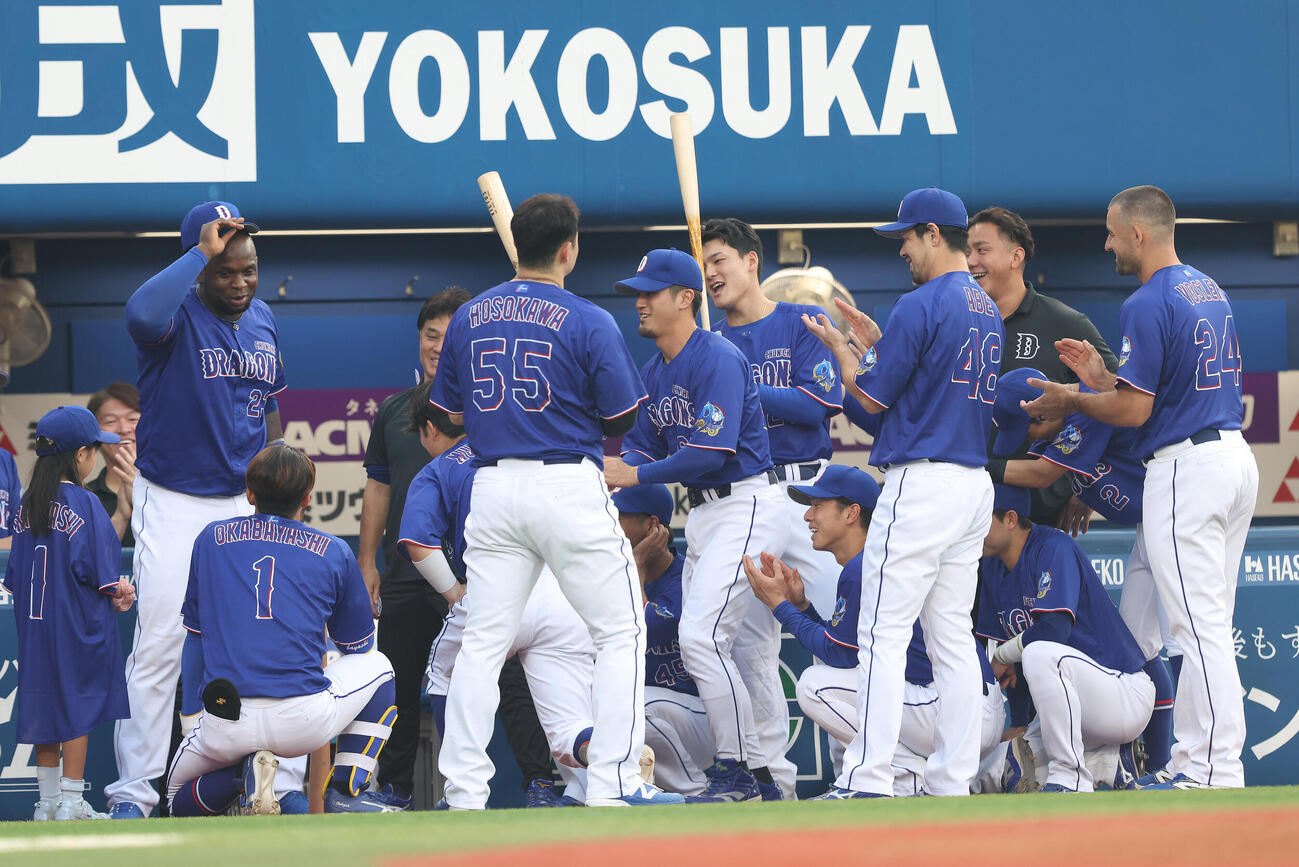 DeNA対中日　試合を組む中日ナイン（撮影・河田真司）