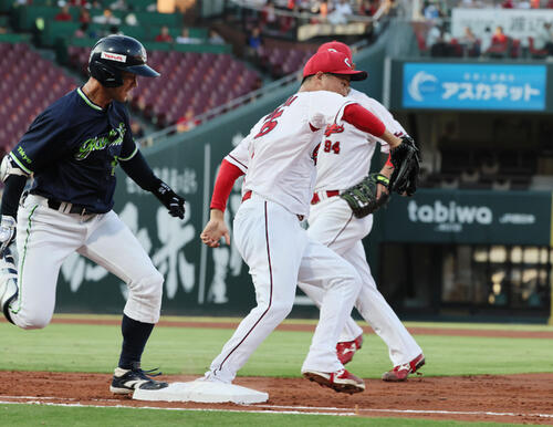 【広島】玉村昇悟がアクシデントで2回途中降板　一塁ベースカバーに入った際に右足を痛めたか