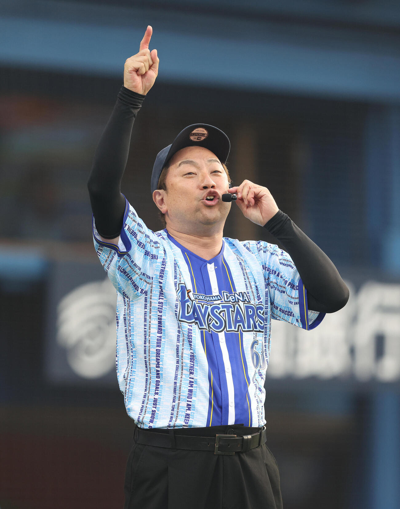 DeNA対中日　1回表を終え、球場を盛り上げるレイザーラモンRG（撮影・河田真司）
