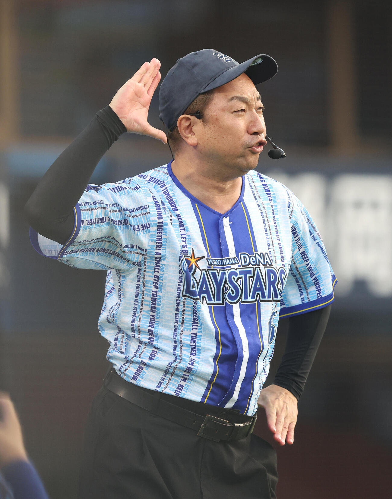 DeNA対中日　1回表を終え、球場を盛り上げるレイザーラモンRG（撮影・河田真司）