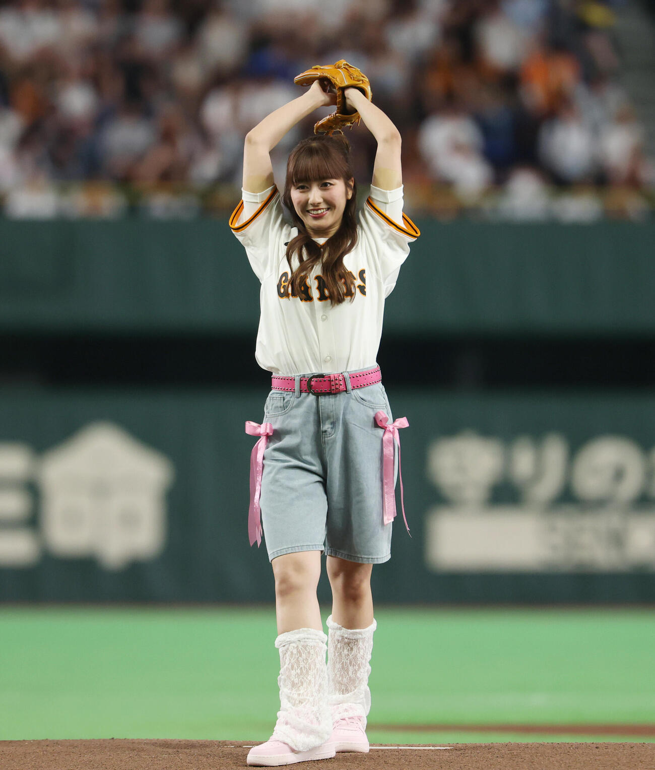 巨人対阪神　ファーストピッチに登場し投げ込む佐々木彩夏（撮影・増田悦実）