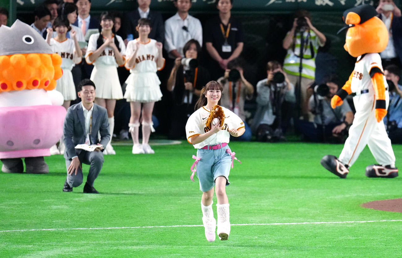 巨人対阪神　試合前、ファーストピッチに向かうももいろクローバーZの佐々木彩夏（撮影・江口和貴）