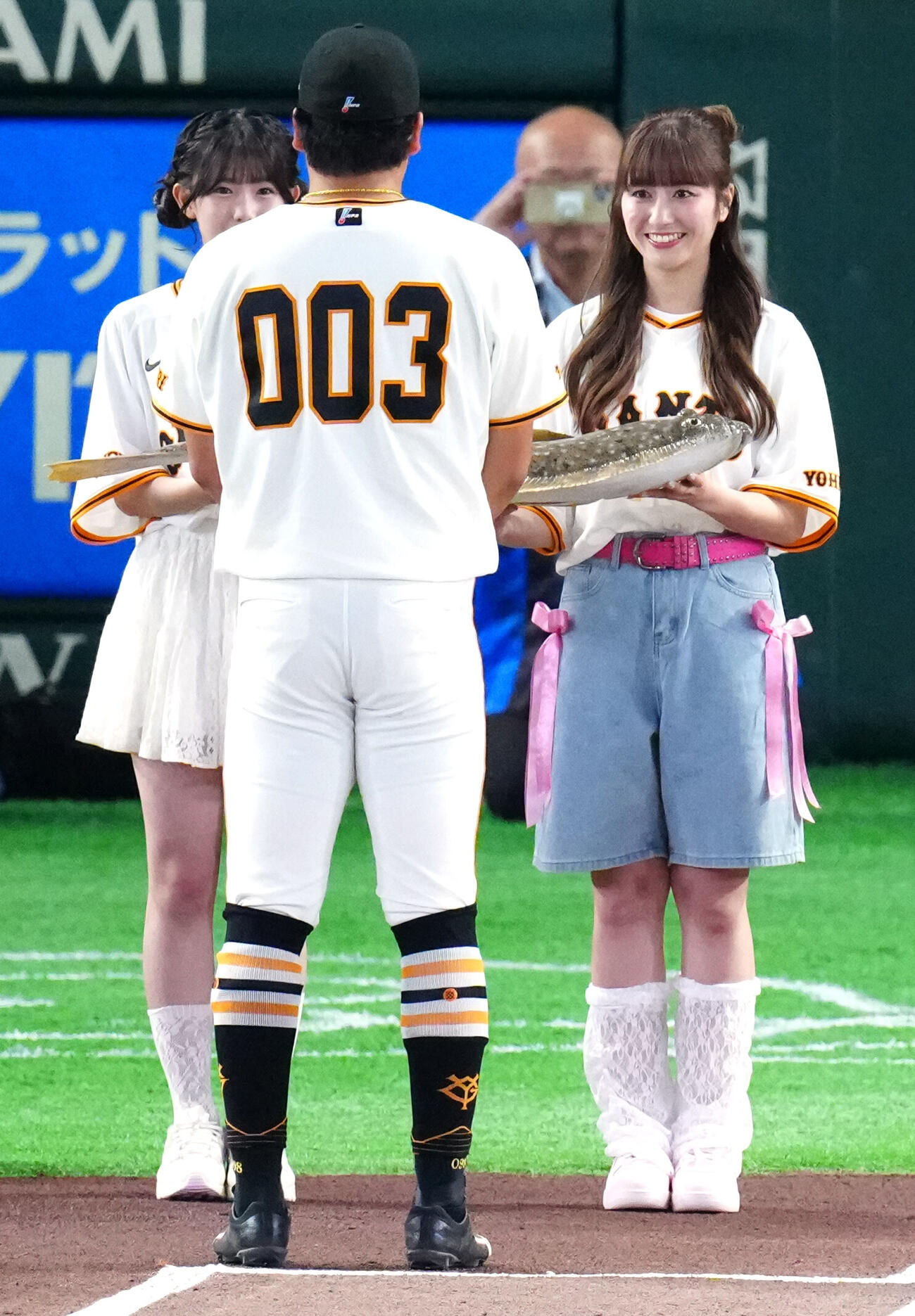 巨人対阪神　試合前、贈呈式で登場したももいろクローバーZの佐々木彩夏（右）（撮影・江口和貴）