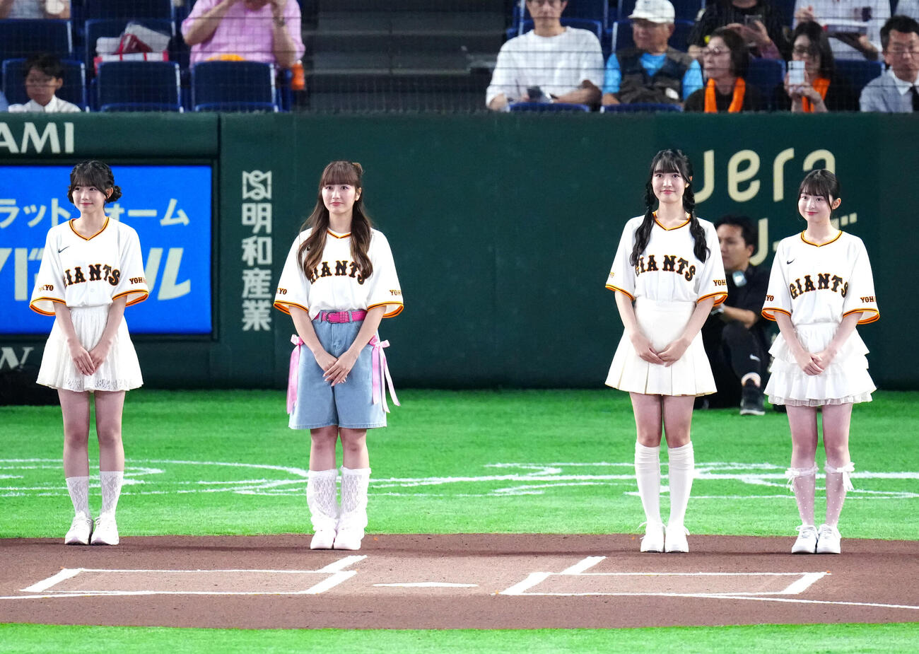 巨人対阪神　試合前、贈呈式で登場したももいろクローバーZの佐々木彩夏（中央左）（撮影・江口和貴）