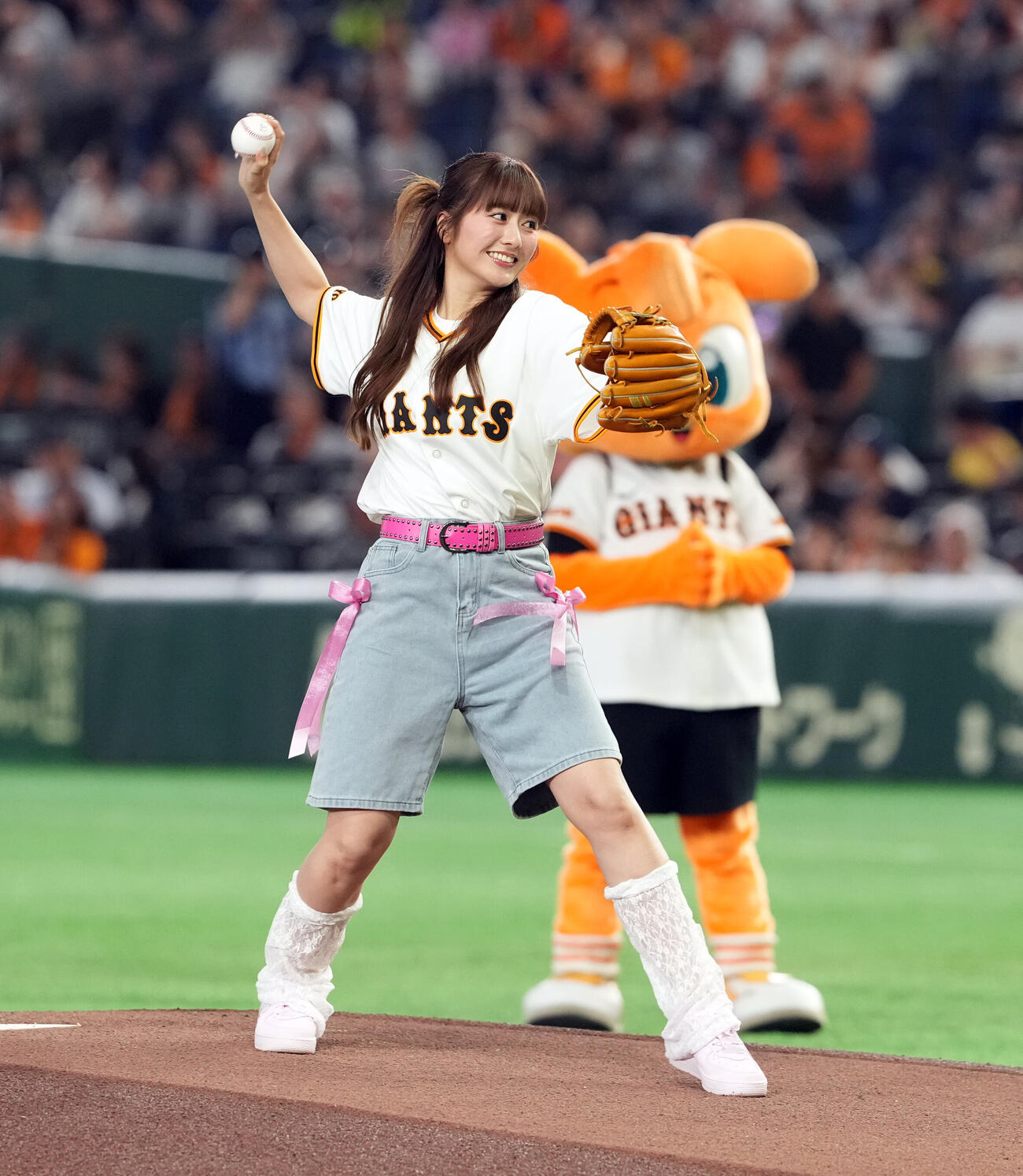 巨人対阪神　ファーストピッチセレモニーを務めたももいろクローバーZの佐々木彩夏（撮影・たえ見朱実）