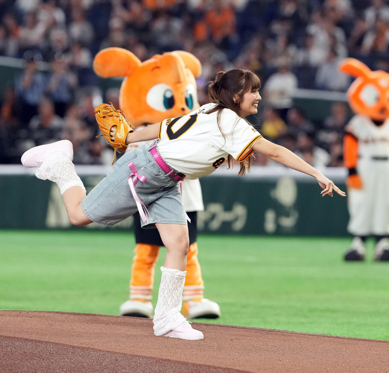 巨人対阪神　ファーストピッチセレモニーを務めたももいろクローバーZの佐々木彩夏（撮影・たえ見朱実）