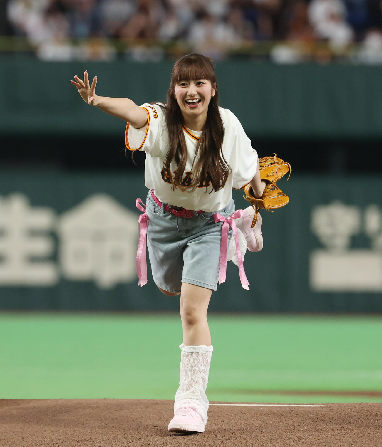 巨人対阪神　ファーストピッチに登場し投げ込む佐々木彩夏（撮影・増田悦実）