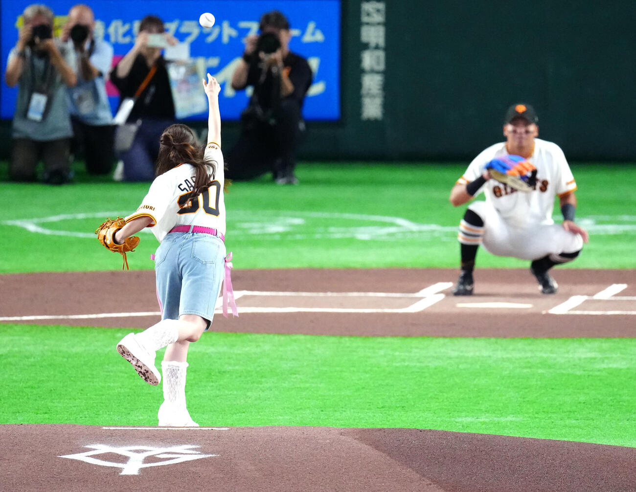 巨人対阪神　試合前、ファーストピッチを行うももいろクローバーZの佐々木彩夏（撮影・江口和貴）