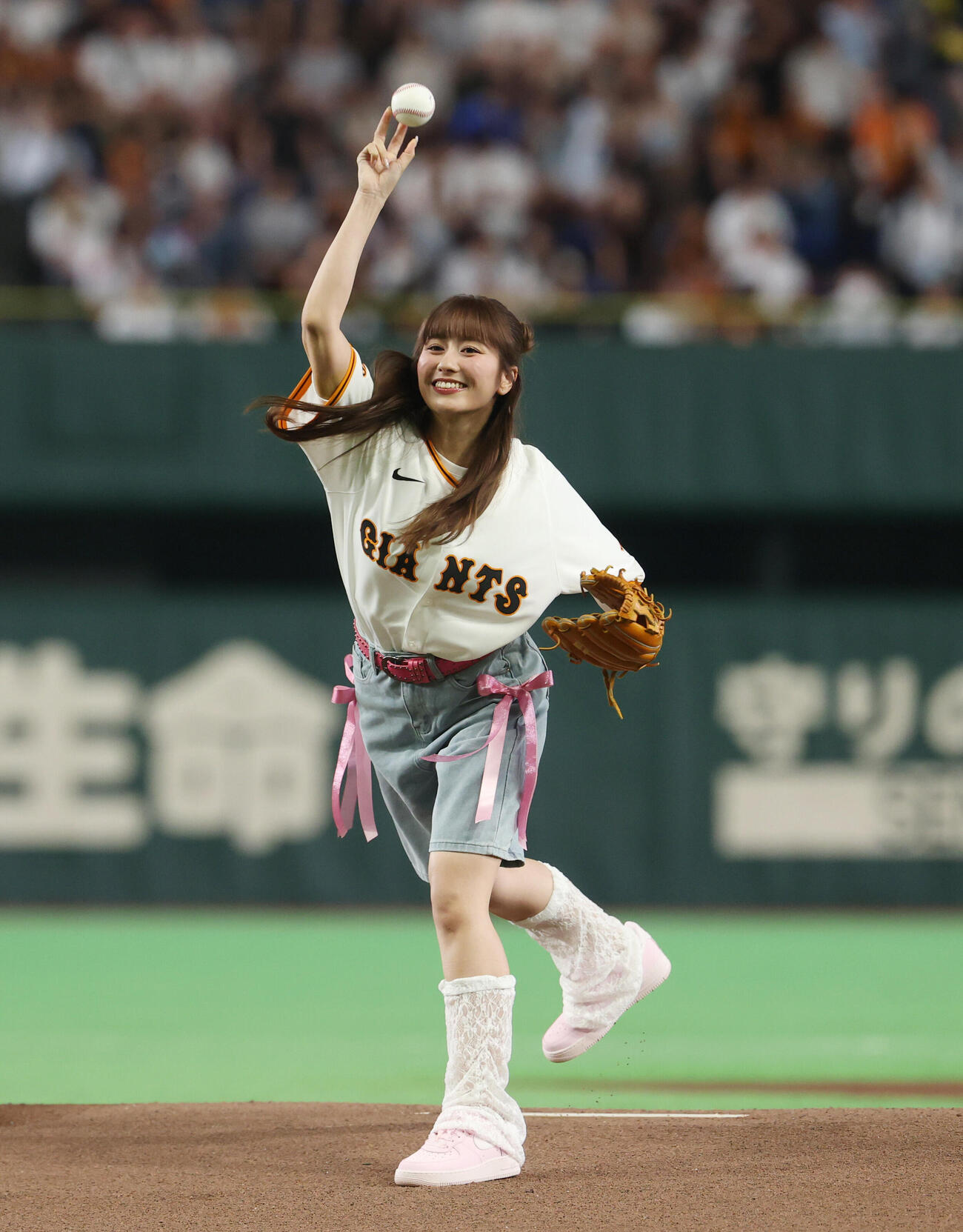 巨人対阪神　ファーストピッチに登場し投げ込む佐々木彩夏（撮影・増田悦実）