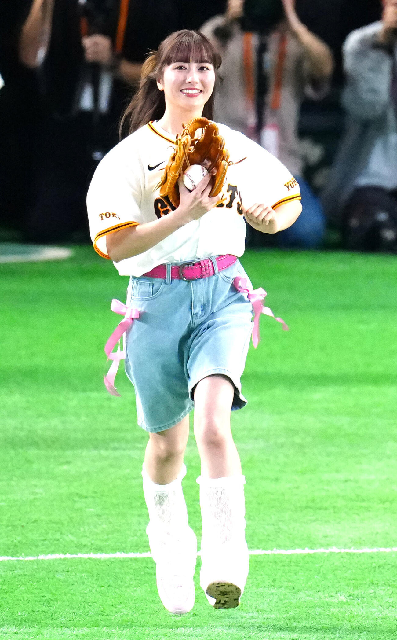 巨人対阪神　試合前、ファーストピッチに向かうももいろクローバーZの佐々木彩夏（撮影・江口和貴）
