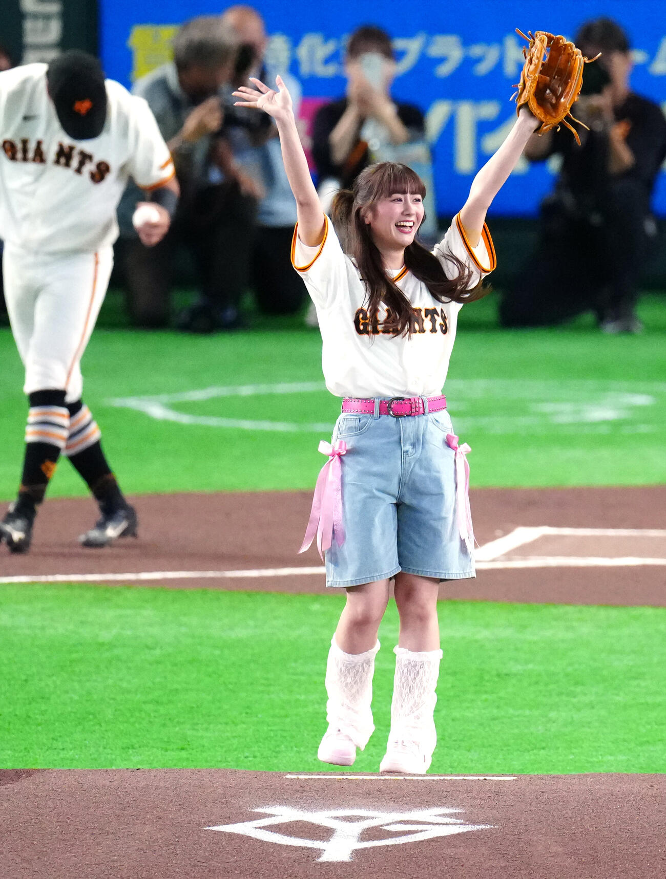 巨人対阪神　試合前、ファーストピッチを行ったももいろクローバーZの佐々木彩夏（撮影・江口和貴）