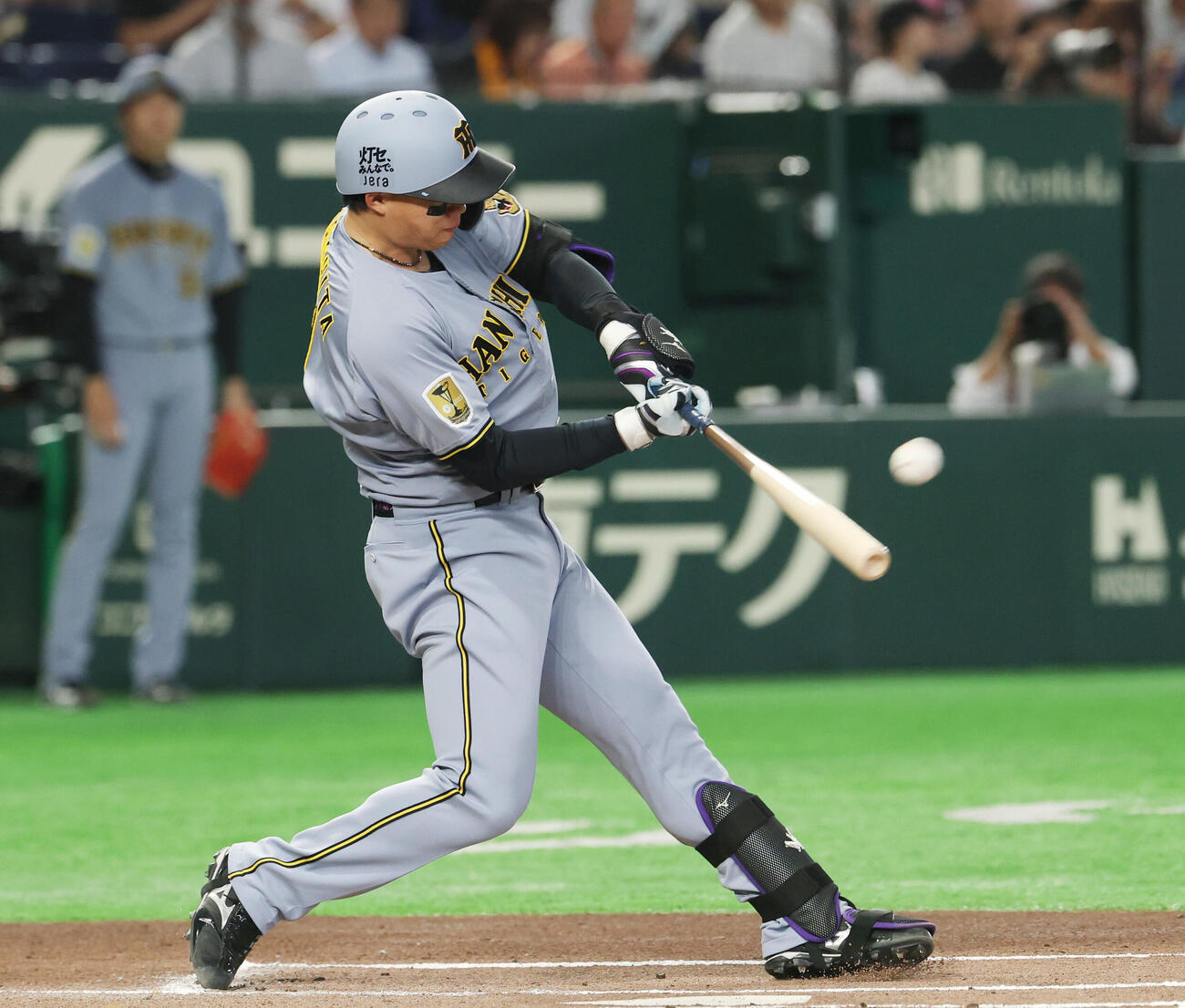 巨人対阪神　1回表阪神2死、本塁打を放つ森下翔太（撮影・増田悦実）